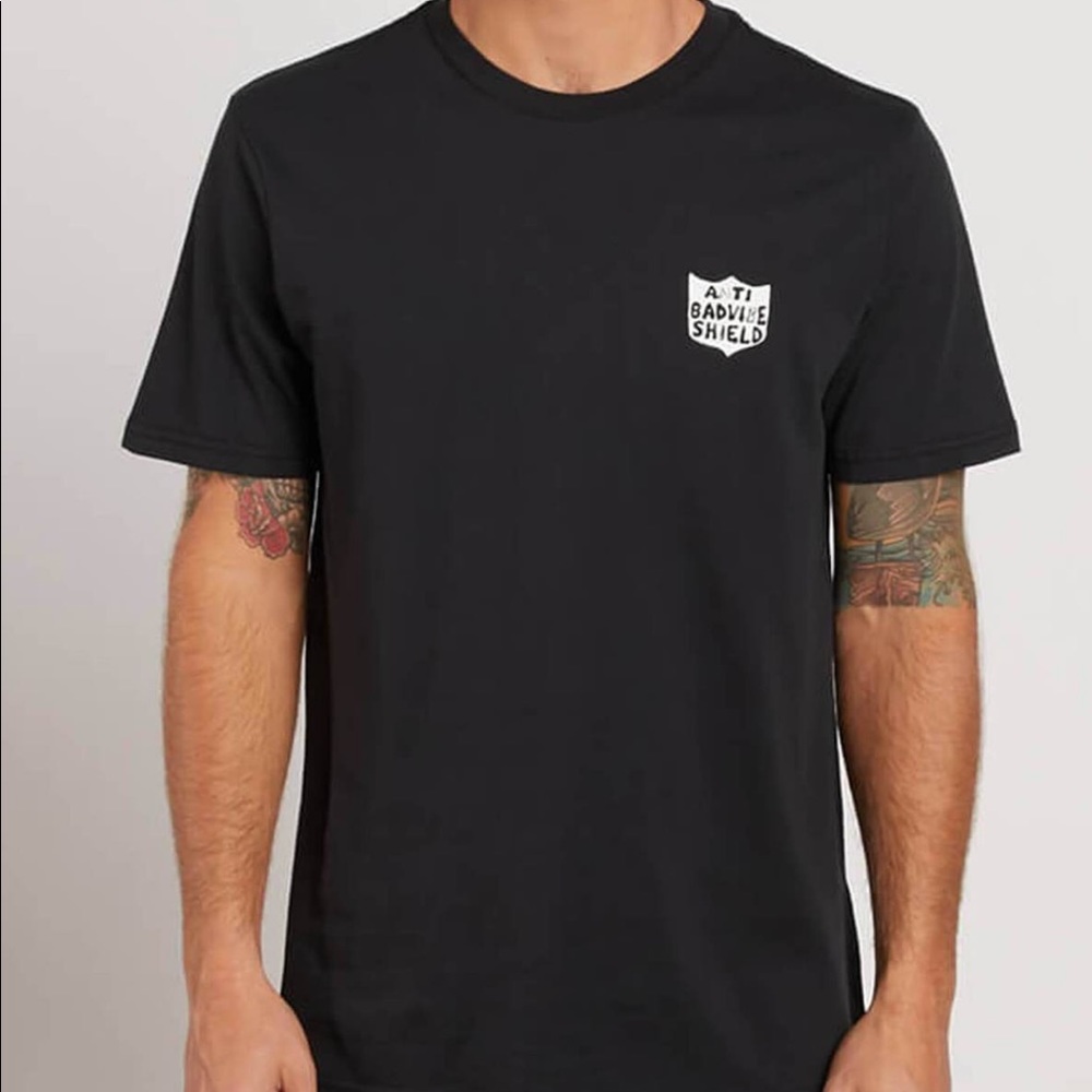 BLACK T-SHIRT